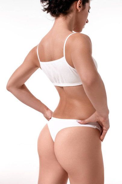 Belo corpo feminino magro ajuste saudável no fundo branco
 - Foto, Imagem