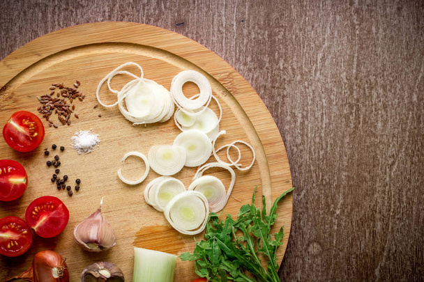 Свіжі органічні інгредієнти для приготування салатів: шпинат, помідори, паростки, базилік, оливкова олія на сільському фоні, вид зверху
. - Фото, зображення