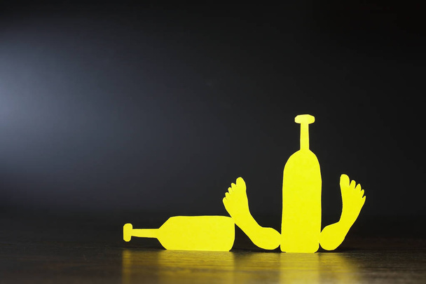 Concepto de alcohol de hombre de papel
 - Foto, imagen