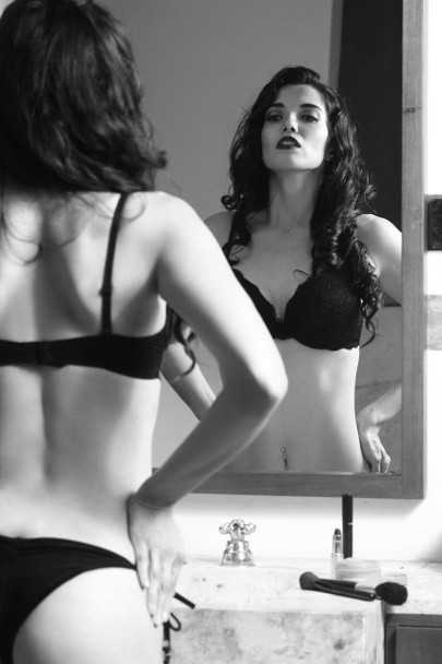 Dívka ve spodním prádle na zrcadlo - Fotografie, Obrázek