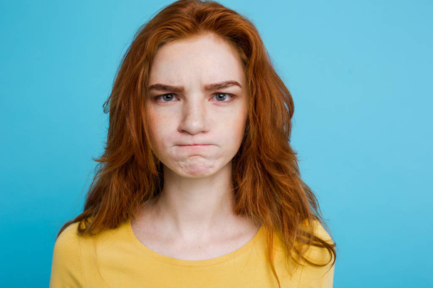 Headshot πορτρέτο του διαγωνισμού κοκκινομάλλα εφηβικό κορίτσι με σοβαρή πρώην - Φωτογραφία, εικόνα