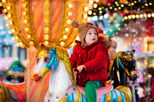 Çocuk sürme atlıkarınca üstünde Noel pazarı - Fotoğraf, Görsel