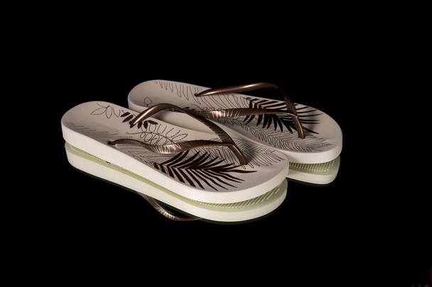 Samice hnědé gumové papuče na černém pozadí - Fotografie, Obrázek