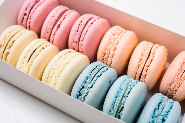 Coloridas galletas de macarrones surtidos en una caja de regalo
 - Foto, Imagen