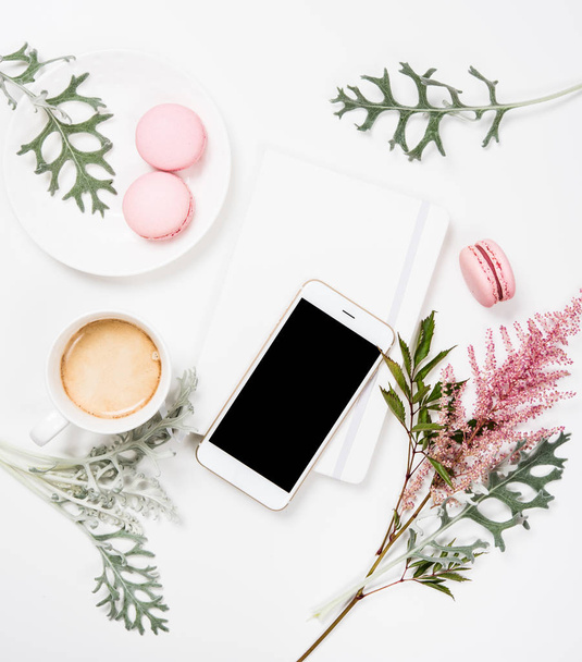 Social media flat lay with coffee, flowers and smartphone - Foto, afbeelding