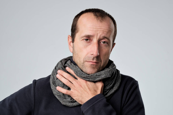 Homme caucasien en écharpe avec mal de tête et mal de gorge a froid
 - Photo, image