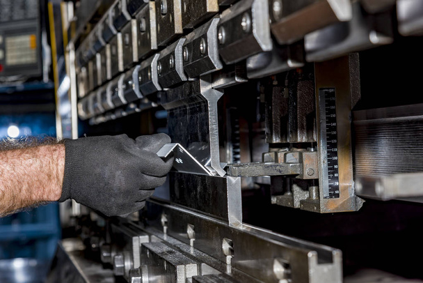 operátor ohýbání kovu list podle listu ohýbací stroj - Fotografie, Obrázek