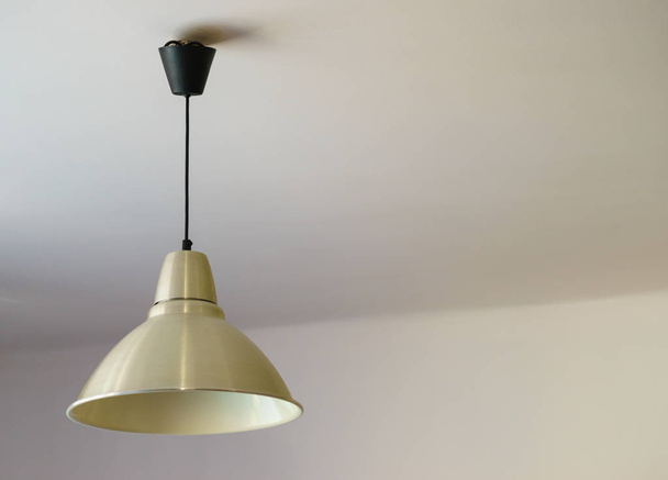 White lamp hanging on ceiling - Foto, afbeelding