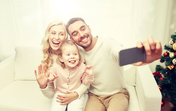 family taking selfie with smartphone at christmas - Zdjęcie, obraz