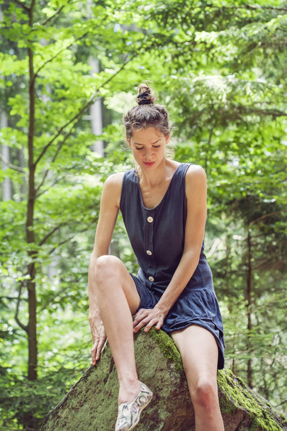 Hermosa mujer disfrutando del bosque
  - Foto, Imagen