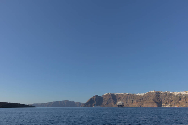 Panoramica of fira, santorini näkymä merelle risteilyillä
. - Valokuva, kuva
