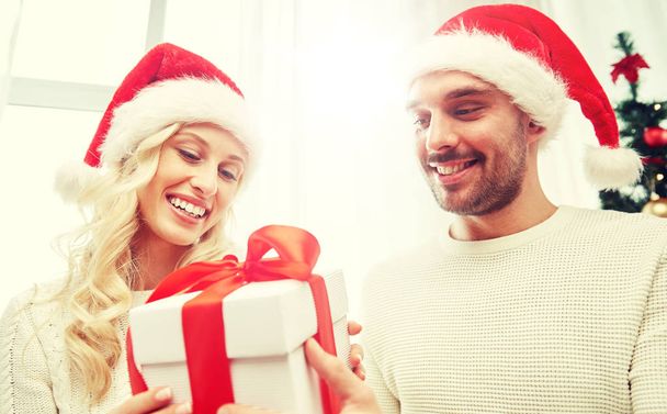 happy couple at home with christmas gift box - Valokuva, kuva