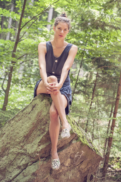 Gyönyörű nő élvezi erdő  - Fotó, kép