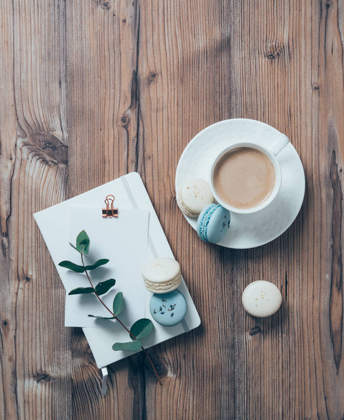 Tasse Kaffee und blaue Makronen auf Holztischhintergrund - Foto, Bild