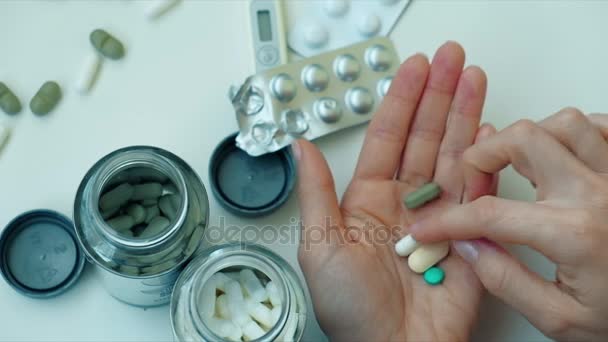 Vrouw Vingeren pillen in haar hand, de Tablet in de hand, - Video