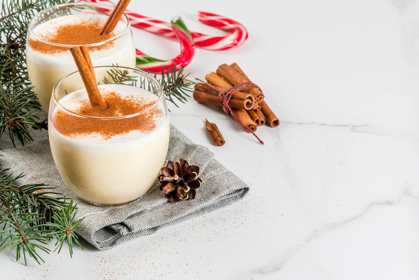 Traditional Christmas drink eggnog - Foto, imagen