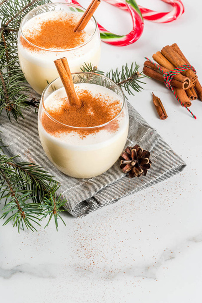 伝統的なクリスマスの飲み物のエッグノッグ - 写真・画像