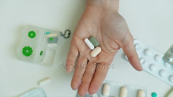 Nainen sormitus pillereitä kädessään, tabletti kädessä
, - Materiaali, video