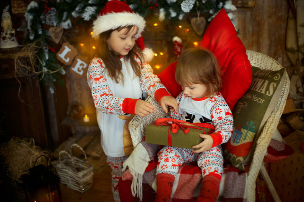 Irmãzinhas de pijama na véspera de Natal
 - Foto, Imagem
