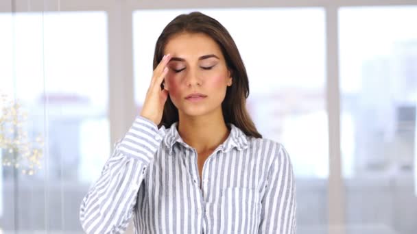 Muotokuva nuori nainen päänsärky, stressi
 - Materiaali, video