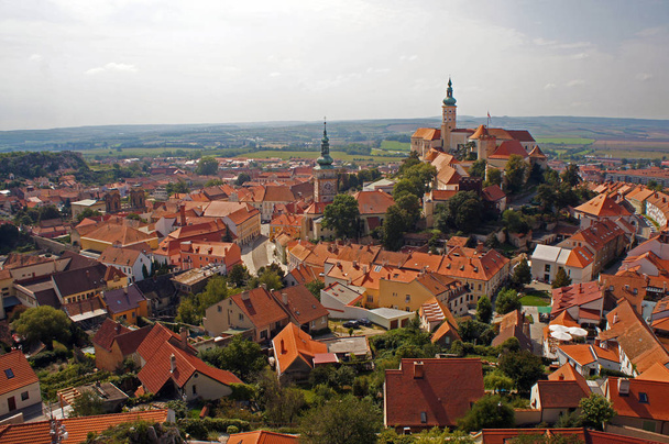 Piros teteje középkori város Mikulov, és a tornyok, a kastély és a templom Moravia, Csehország. - Fotó, kép