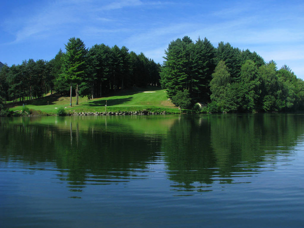 Μια όμορφη σκηνή της Lac de Lourdes στη Γαλλία. - Φωτογραφία, εικόνα