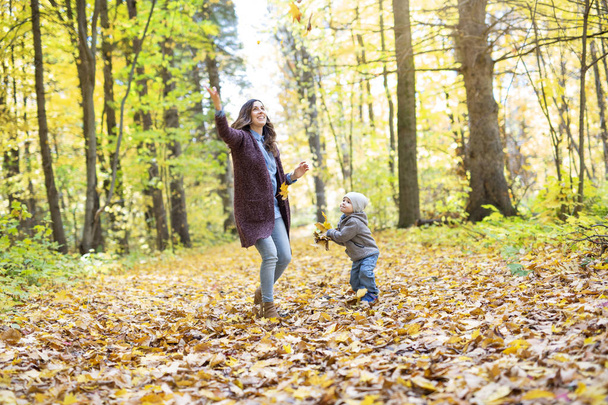 Madre con figlio nella foresta in autunno
 - Foto, immagini