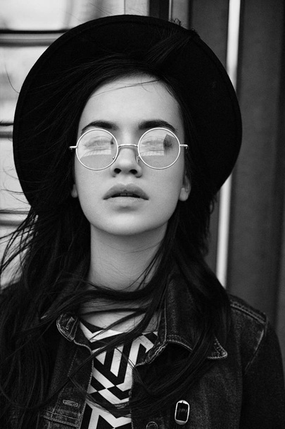 woman in stylish glasses and hat - Valokuva, kuva