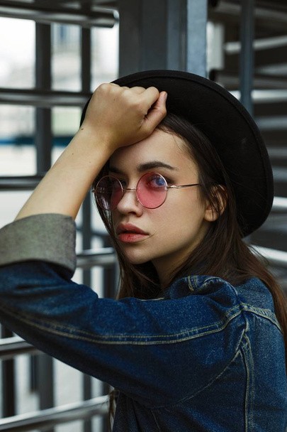 woman in stylish glasses and hat - Foto, Imagem