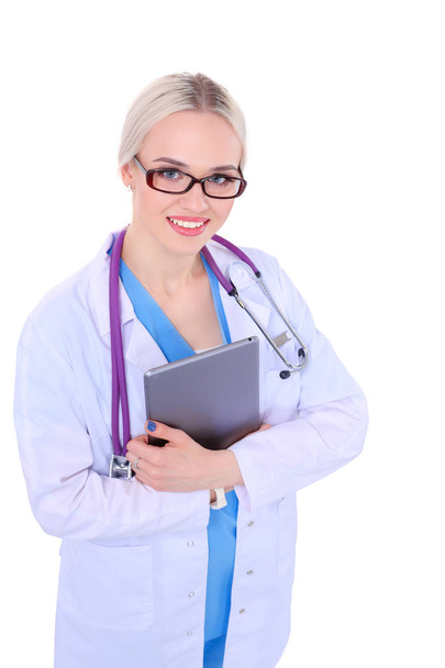 Naislääkäri käyttää digitaalista tablettia ja seisoo valkoisella taustalla. Naislääkärit. - Valokuva, kuva