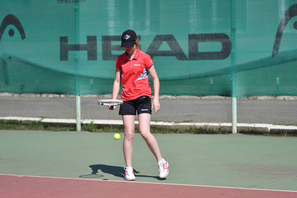Orenburg, Rusland - 15 augustus 2017 jaar: meisje met tennis - Foto, afbeelding