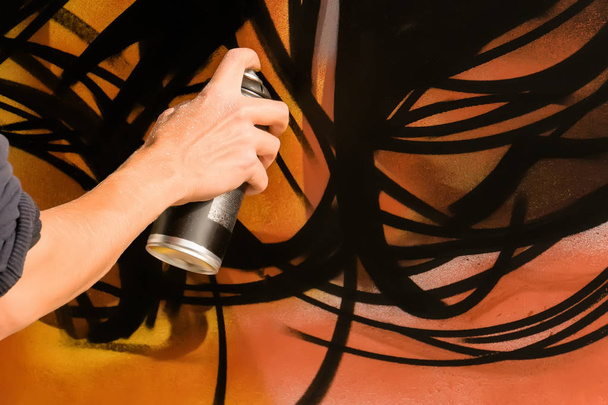 ψεκασμός στον τοίχο το ενήλικο αρσενικό graffiti καλλιτέχνη βαφής, - Φωτογραφία, εικόνα