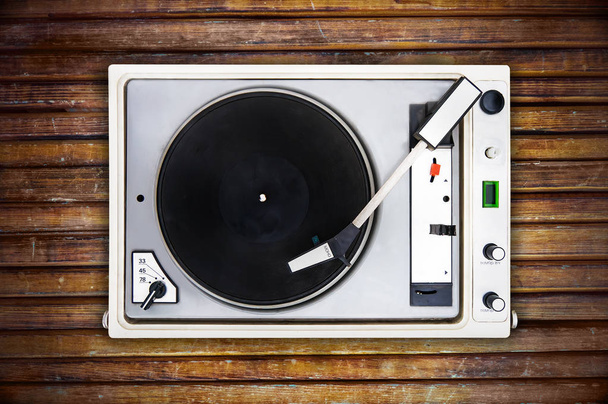 Staré sovětské vinyl player izolované na dřevěné pozadí. - Fotografie, Obrázek