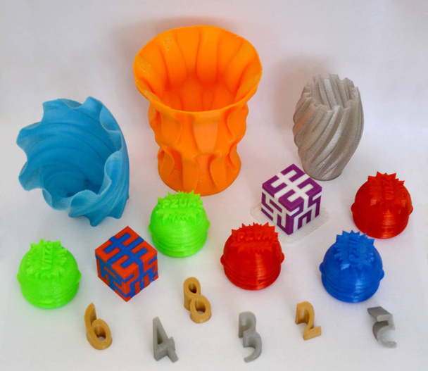 Модели, напечатанные 3D принтером. Цветные объекты печати 3D принтер - Фото, изображение