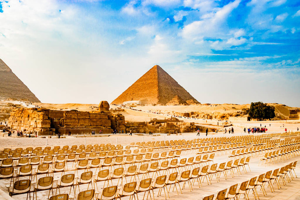 Cadeiras perto da pirâmide no Cairo, Egito
 - Foto, Imagem