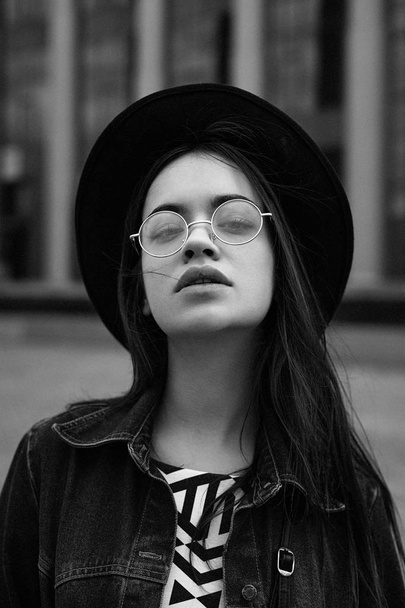 woman in stylish glasses and hat - Foto, Imagen