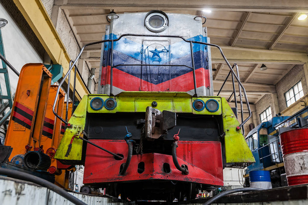 μια μεγάλη παλαιά Ρωσικά ατμομηχανή είναι στην αποθήκη για επισκευές - Φωτογραφία, εικόνα