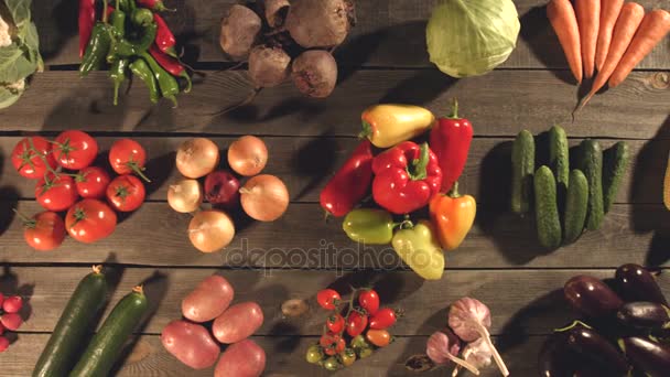 Вид сверху на стол с разнообразными овощами
. - Кадры, видео