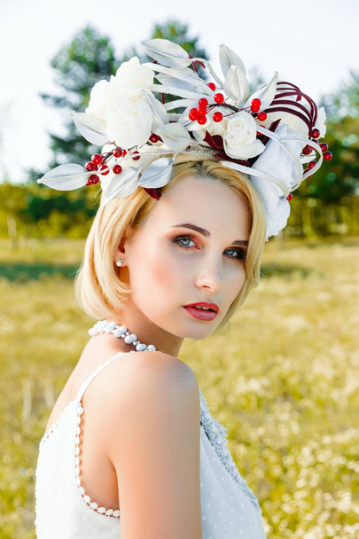 woman in luxurious floral headdress - Фото, изображение