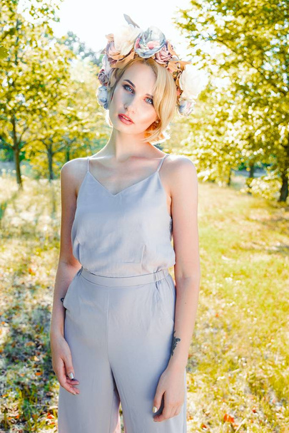woman posing in summer park  - Valokuva, kuva
