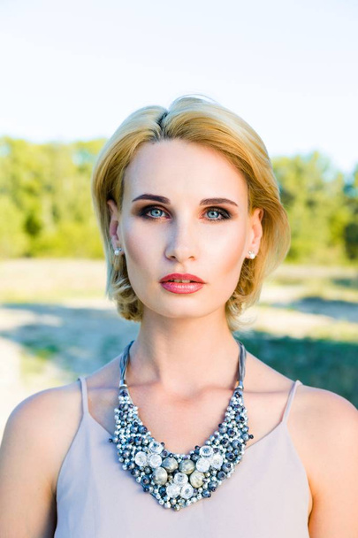 gorgeous  woman in luxurious necklace - Foto, afbeelding