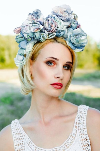 woman in luxurious floral headdress - Fotoğraf, Görsel