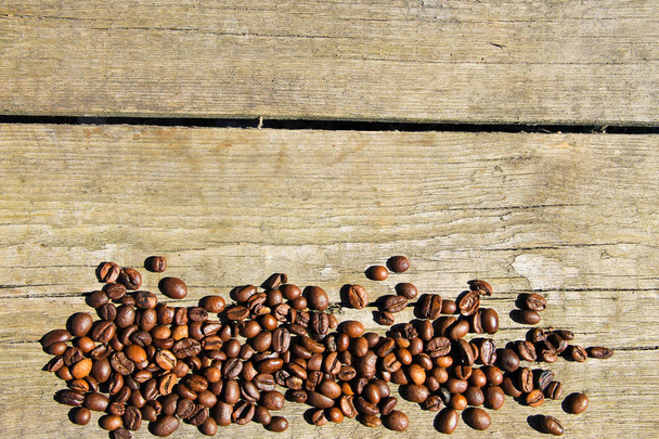 Grãos de café em fundo de madeira  - Foto, Imagem