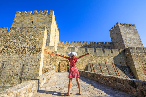 Турист из замка Сан-Хорхе
 - Фото, изображение