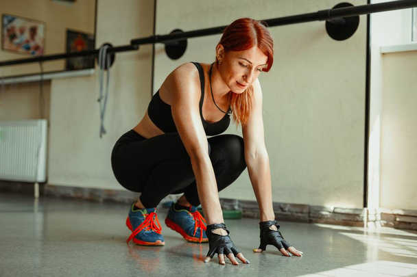 woman exercising in gym  - Fotoğraf, Görsel