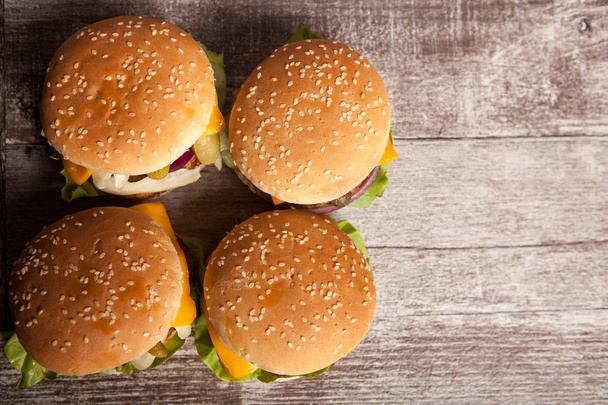leckere Burger auf hölzernem Hintergrund - Foto, Bild