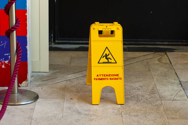 ぬれた床の警告サイン - 写真・画像