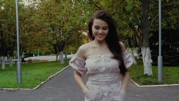 boldog szép nő séta a városban, a steadicam lövés - Felvétel, videó