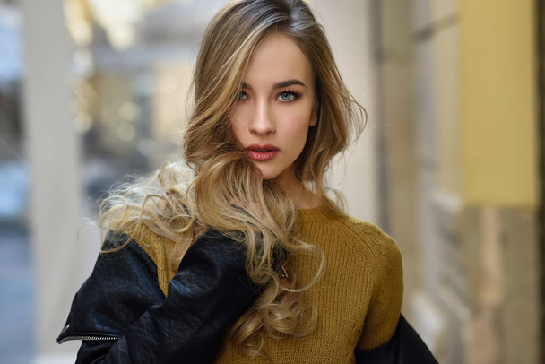 schöne blonde russische Frau im städtischen Hintergrund - Foto, Bild