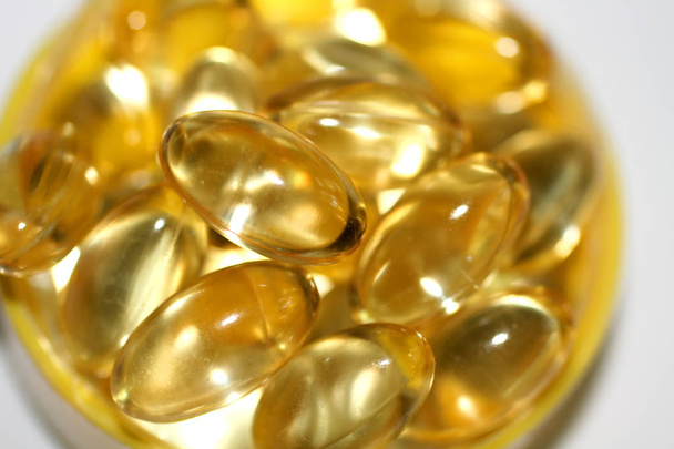 Transparentní žlutá kapsle vitaminů rozpustných v tucích. Vitamín A, E - Fotografie, Obrázek